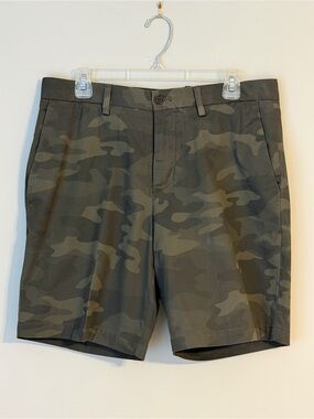 Banana Republic Men's Camo Flat-Front “Aiden” Shorts - Olive Green, Size 33 NWT
